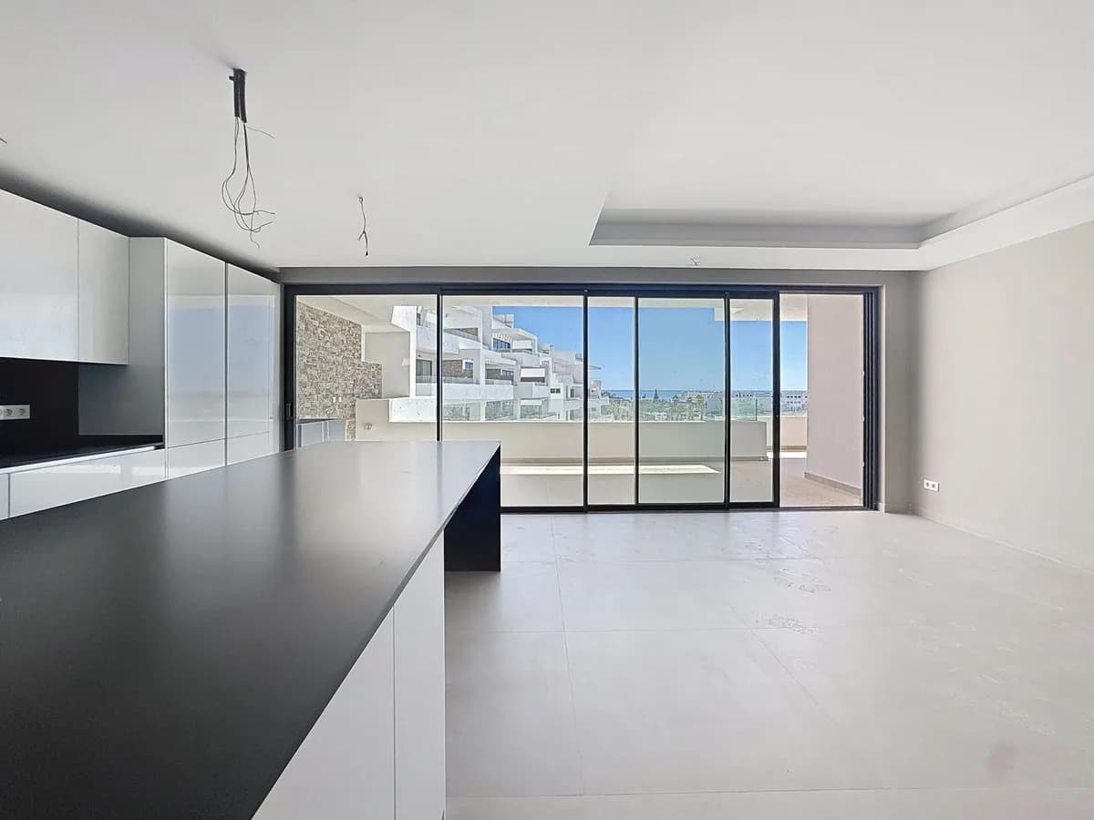 2 Bedroom Middle Floor Apartment for Sale in Estepona, Málaga - Image 4