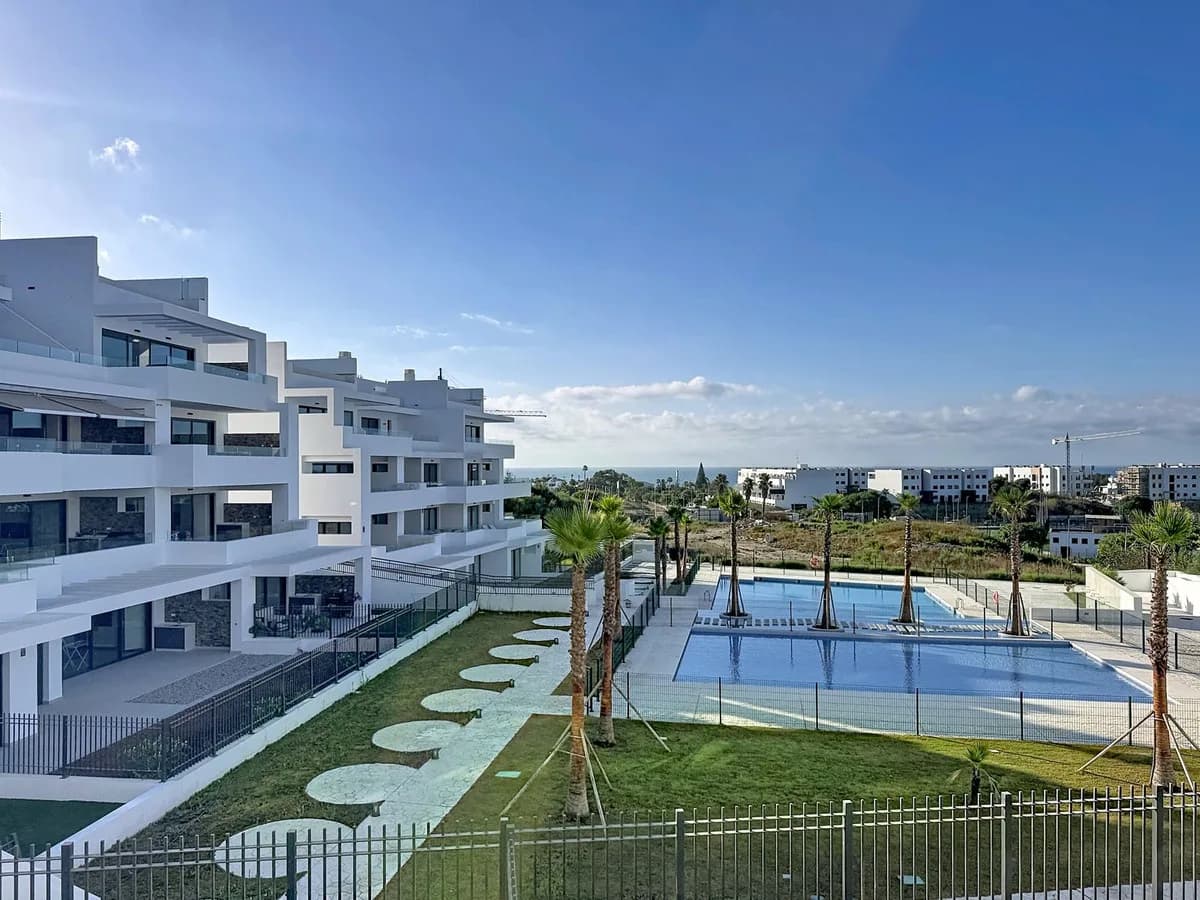 2 Bedroom Middle Floor Apartment for Sale in Estepona, Málaga - Image 6