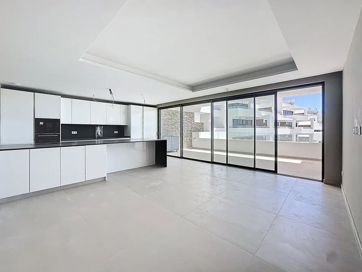 2 Bedroom Middle Floor Apartment for Sale in Estepona, Málaga - Image 7