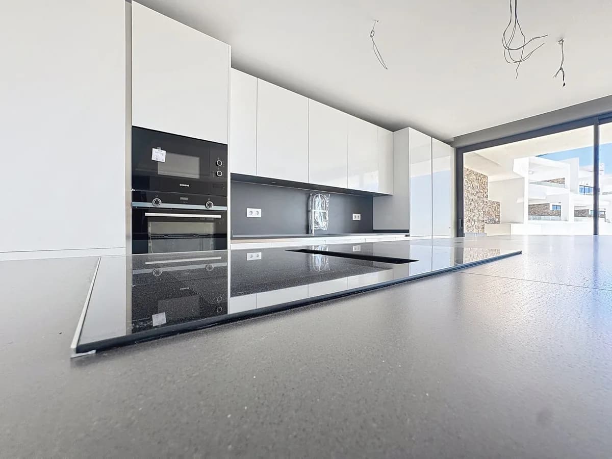 2 Bedroom Middle Floor Apartment for Sale in Estepona, Málaga - Image 9