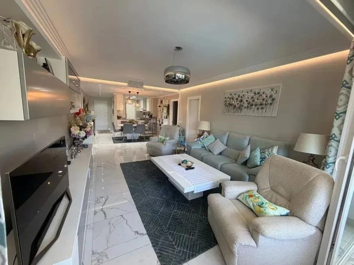3 Bedroom Middle Floor Apartment for Sale in Puerto Banús, Málaga - Image 4