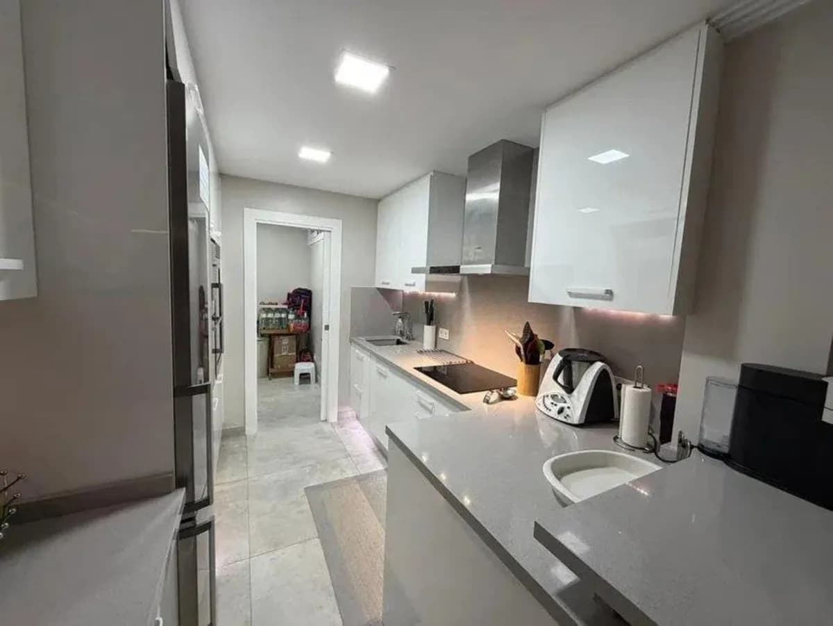 3 Bedroom Middle Floor Apartment for Sale in Puerto Banús, Málaga - Image 6