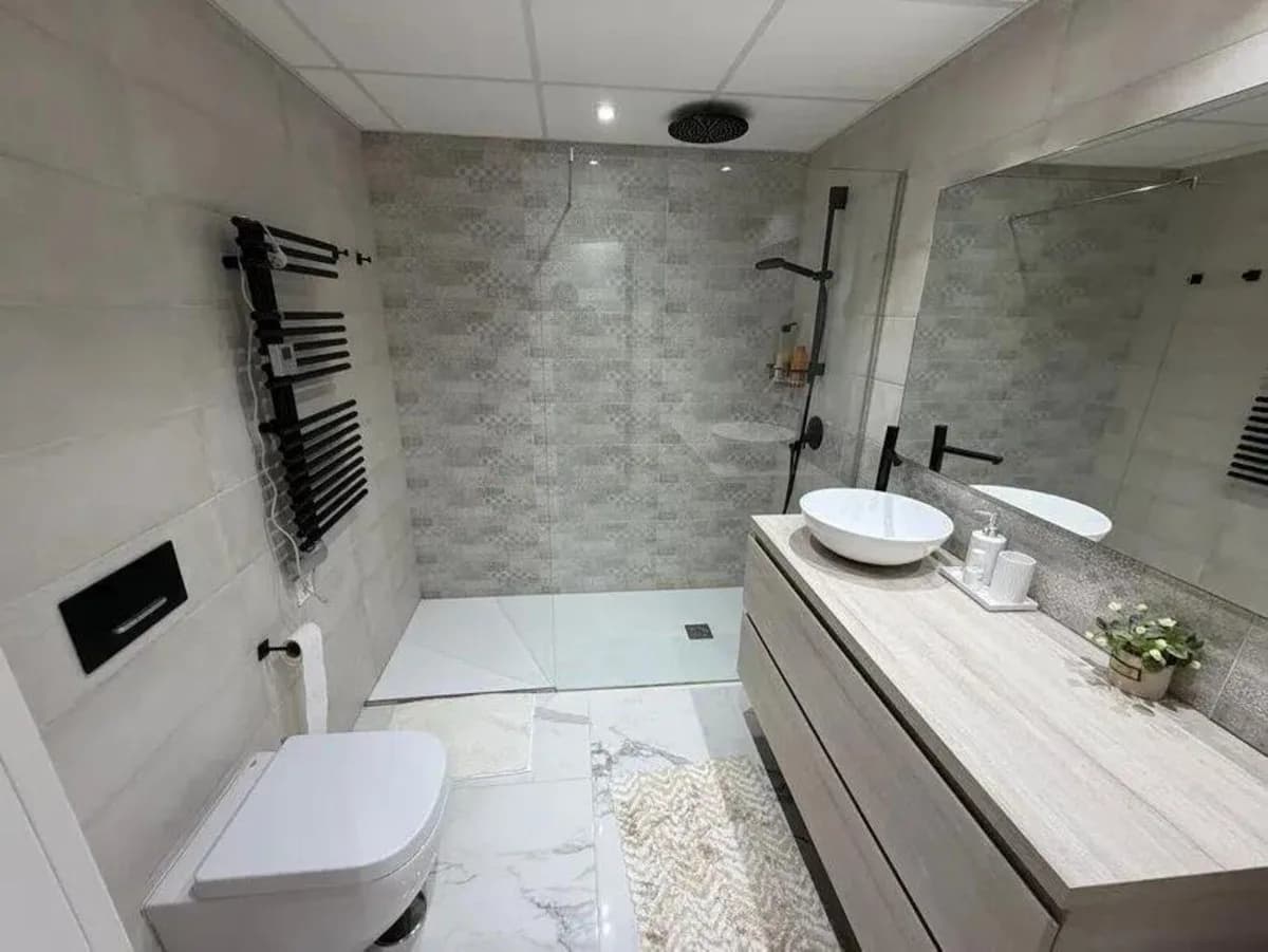 3 Bedroom Middle Floor Apartment for Sale in Puerto Banús, Málaga - Image 9