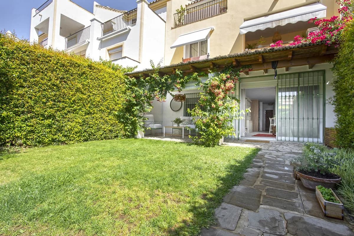 3 Bedroom Ground Floor Apartment for Sale in Guadalmina Alta, Málaga