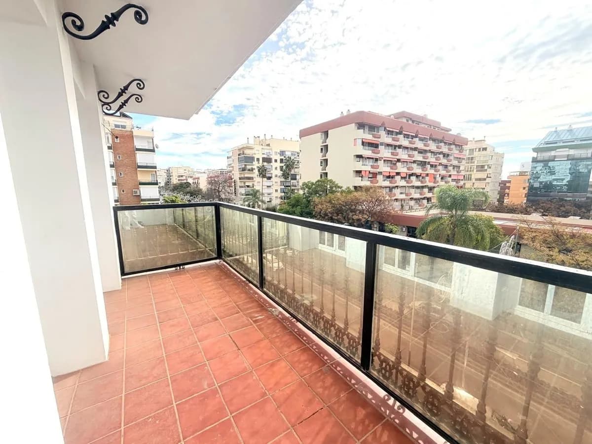3 Bedroom Middle Floor Apartment for Sale in Marbella, Málaga - Image 2