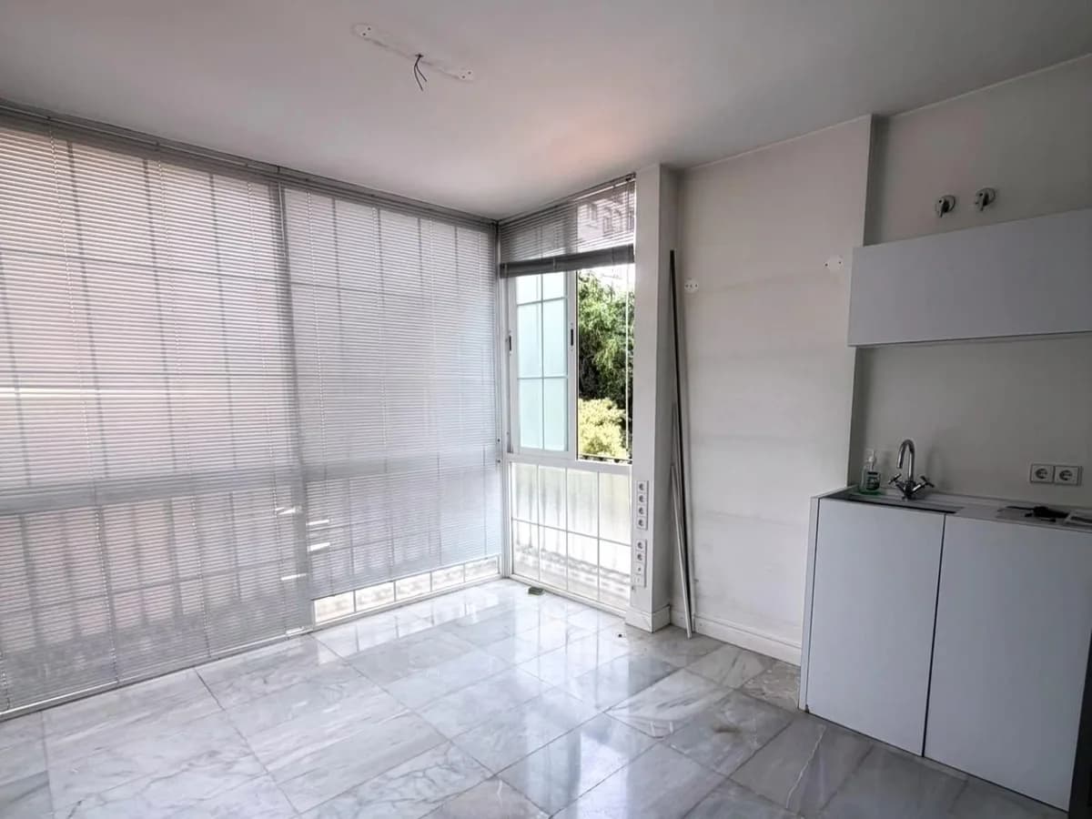 3 Bedroom Middle Floor Apartment for Sale in Marbella, Málaga - Image 4