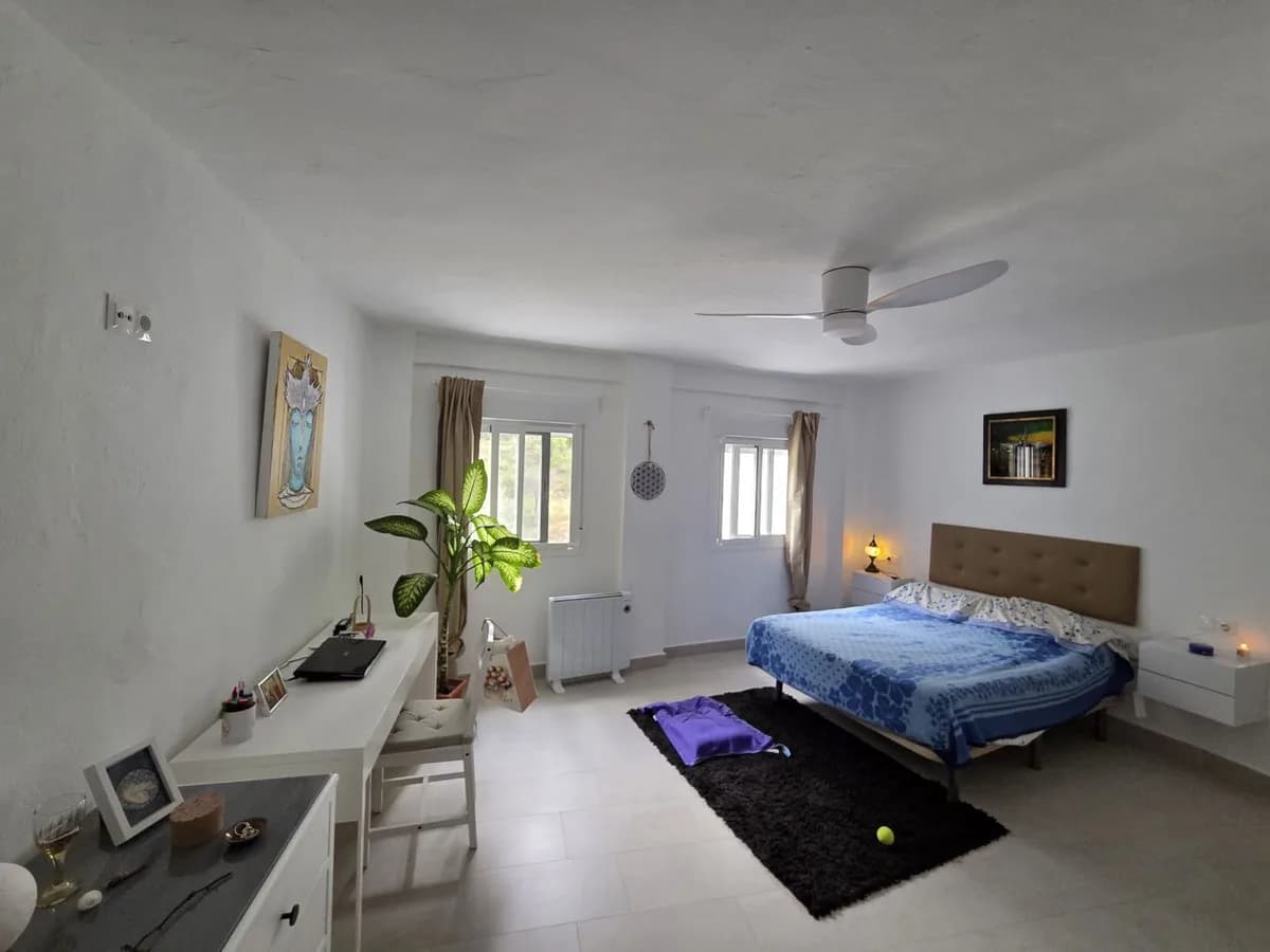 4 Bedroom Townhouse for Sale in Tolox, Málaga - Image 5
