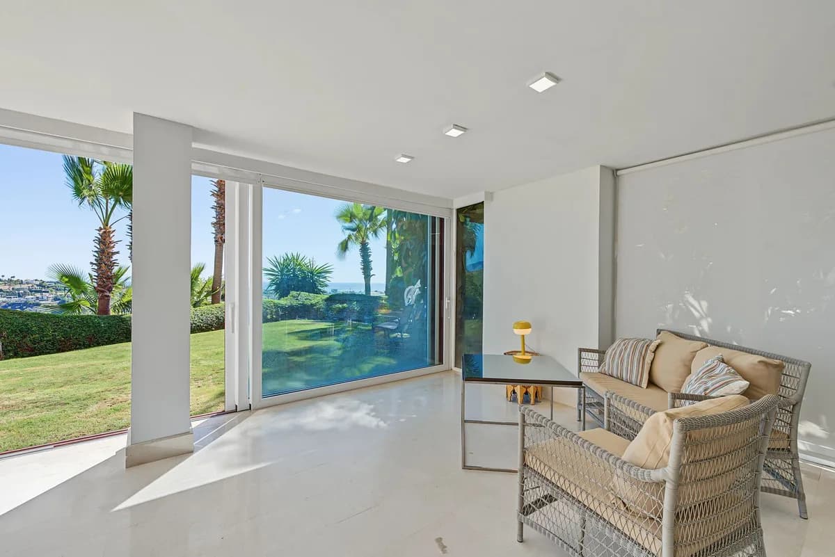 3 Bedroom Ground Floor Apartment for Sale in Benahavís, Málaga - Image 4