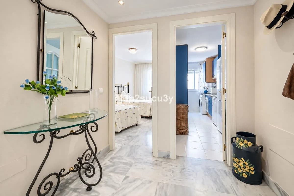2 Bedroom Middle Floor Apartment for Sale in Marbella, Málaga - Image 2