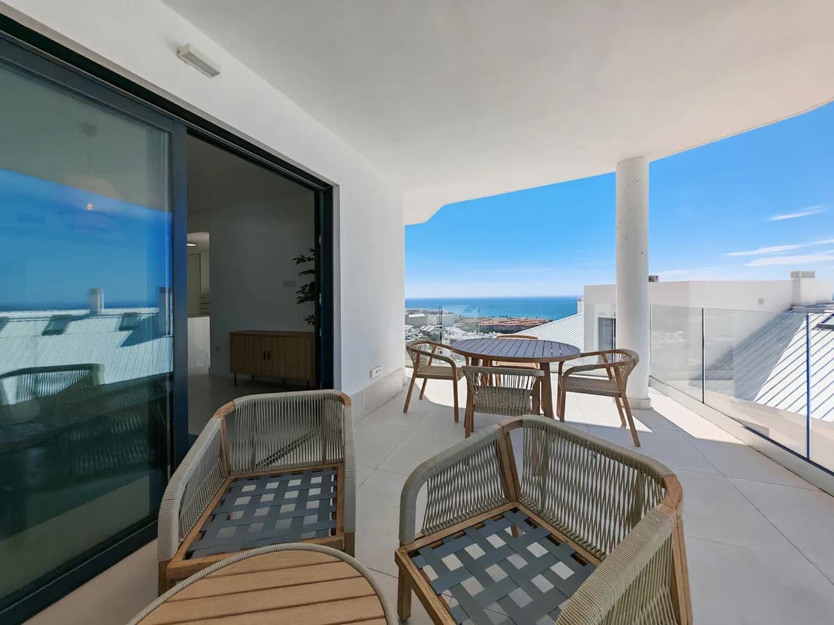 3 Bedroom Middle Floor Apartment for Sale in Fuengirola, Málaga - Image 2