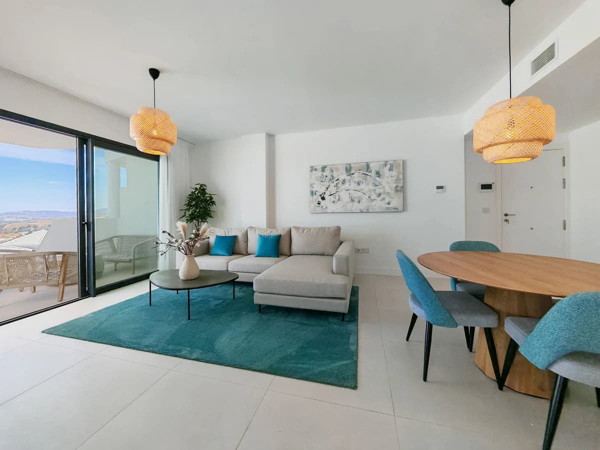 3 Bedroom Middle Floor Apartment for Sale in Fuengirola, Málaga - Image 4