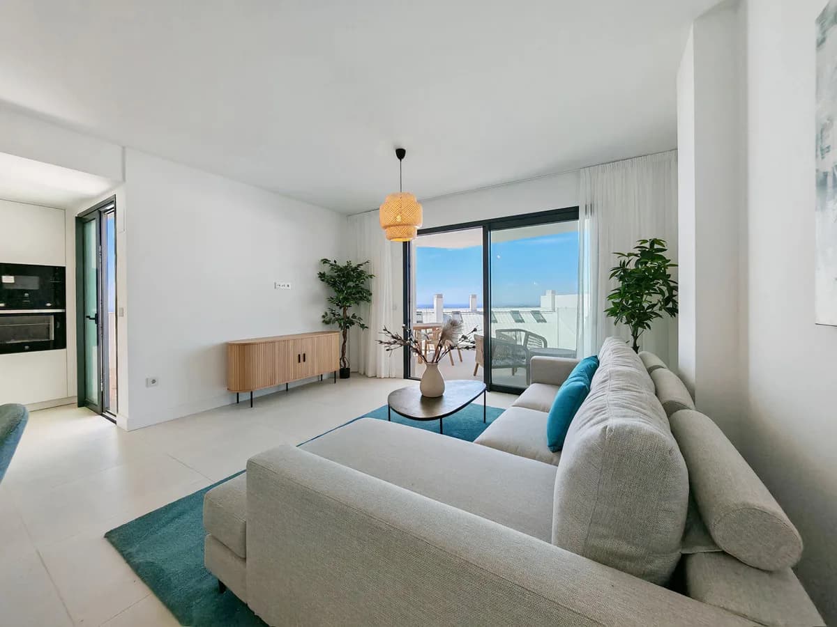 3 Bedroom Middle Floor Apartment for Sale in Fuengirola, Málaga - Image 5