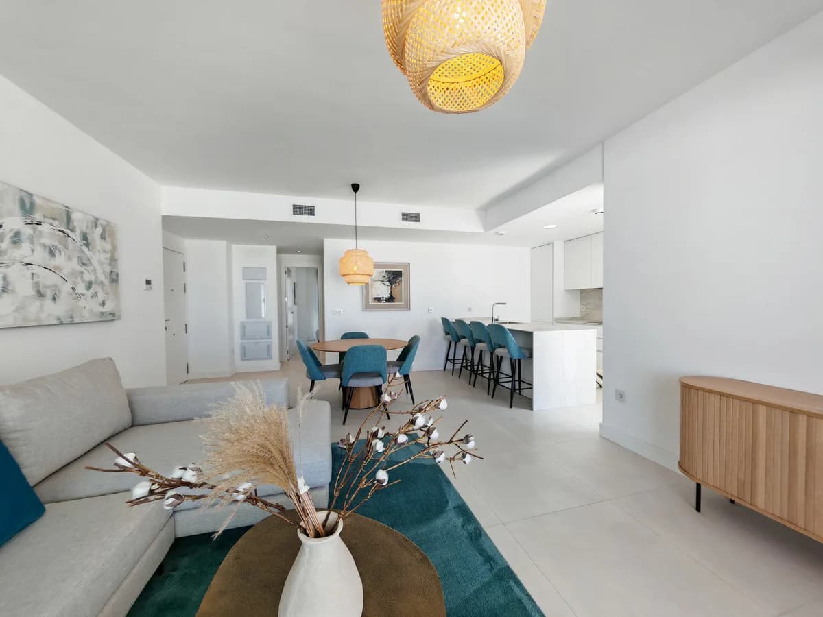 3 Bedroom Middle Floor Apartment for Sale in Fuengirola, Málaga - Image 6
