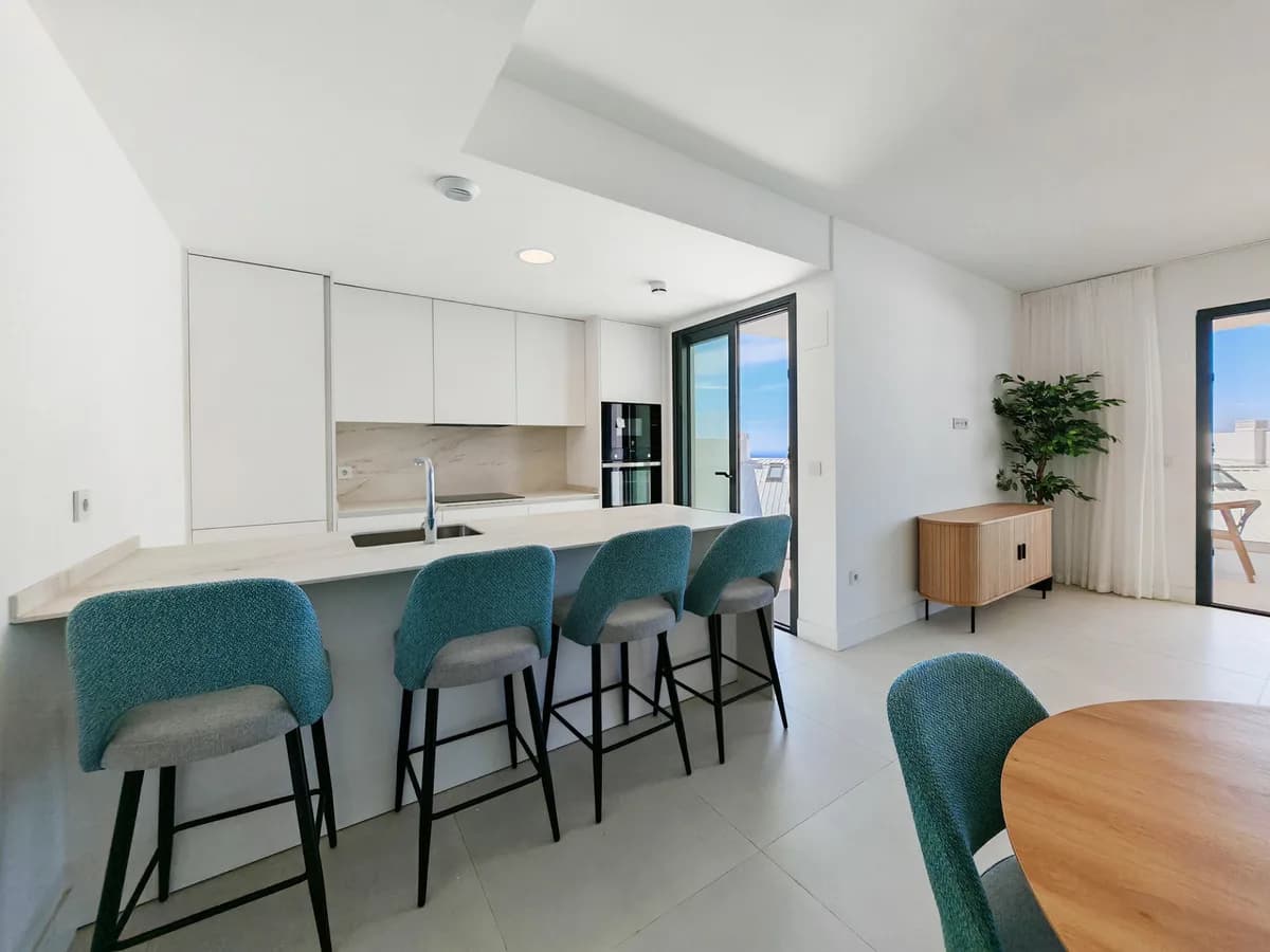 3 Bedroom Middle Floor Apartment for Sale in Fuengirola, Málaga - Image 7