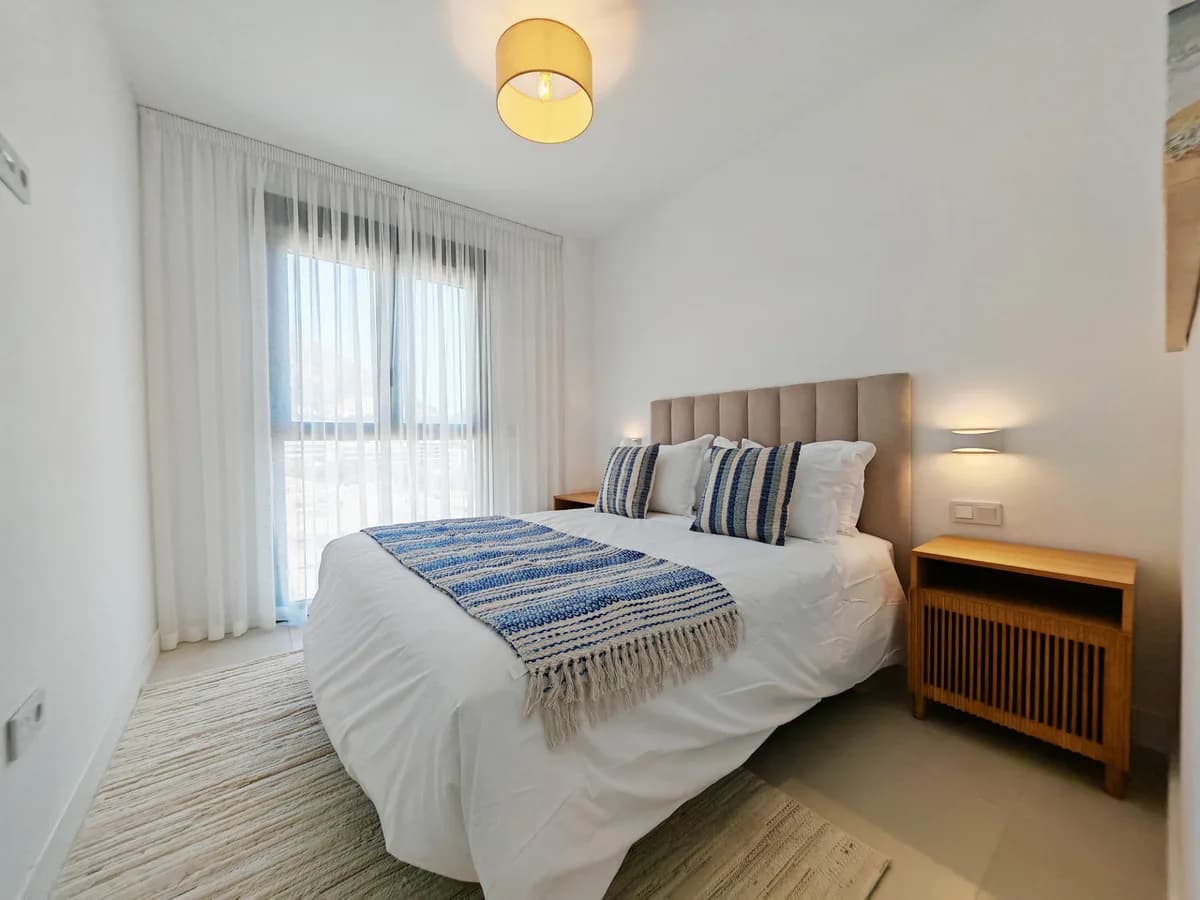 3 Bedroom Middle Floor Apartment for Sale in Fuengirola, Málaga - Image 9