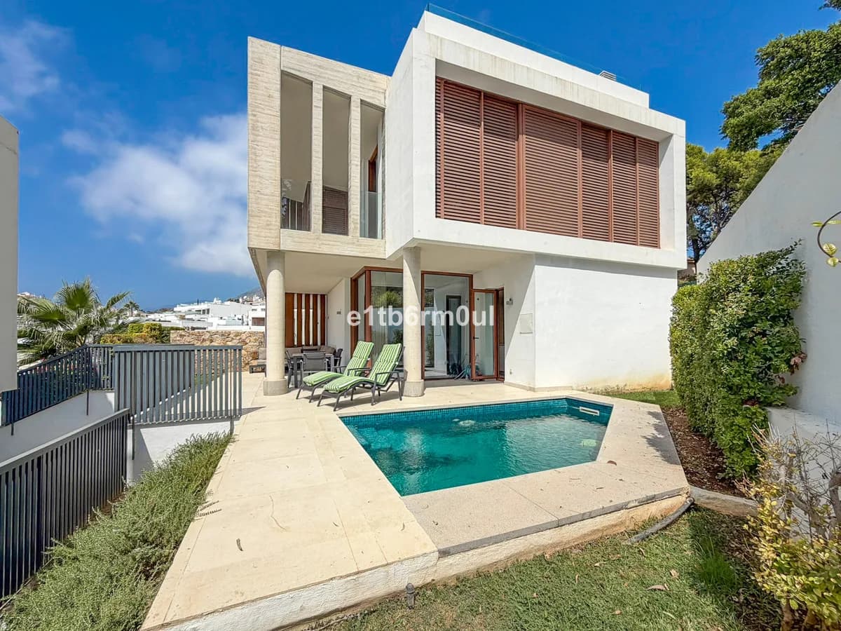 4 Bedroom Semi-Detached House for Sale in The Golden Mile, Málaga