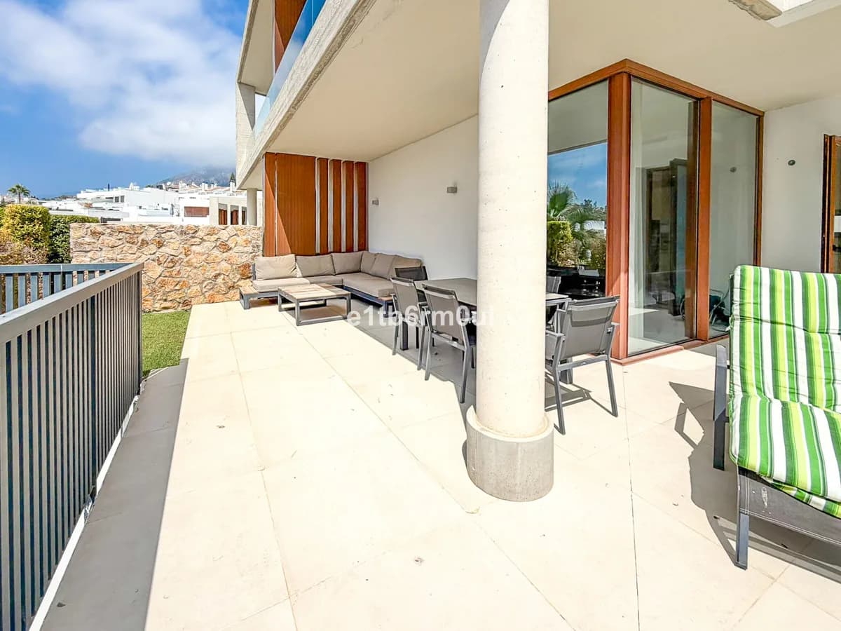 4 Bedroom Semi-Detached House for Sale in The Golden Mile, Málaga - Image 2
