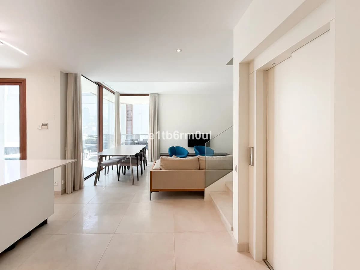 4 Bedroom Semi-Detached House for Sale in The Golden Mile, Málaga - Image 6