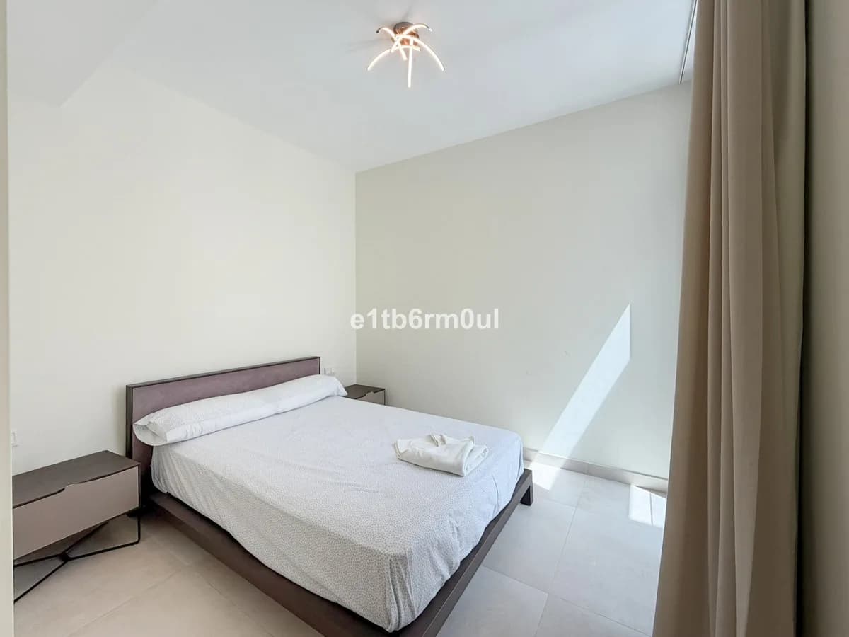 4 Bedroom Semi-Detached House for Sale in The Golden Mile, Málaga - Image 9