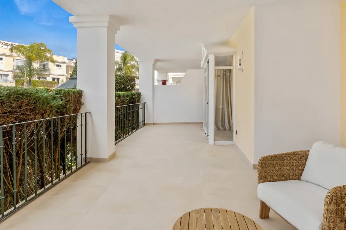 3 Bedroom Middle Floor Apartment for Sale in Nueva Andalucía, Málaga - Image 2