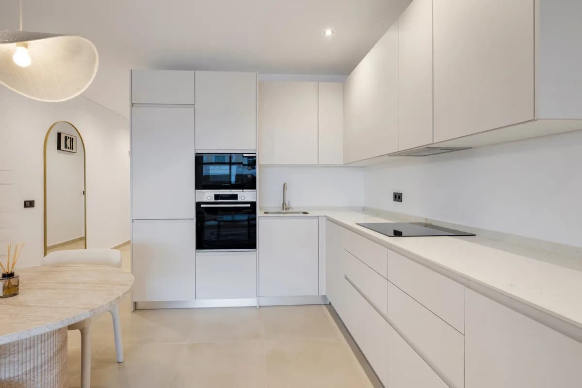 3 Bedroom Middle Floor Apartment for Sale in Nueva Andalucía, Málaga - Image 4