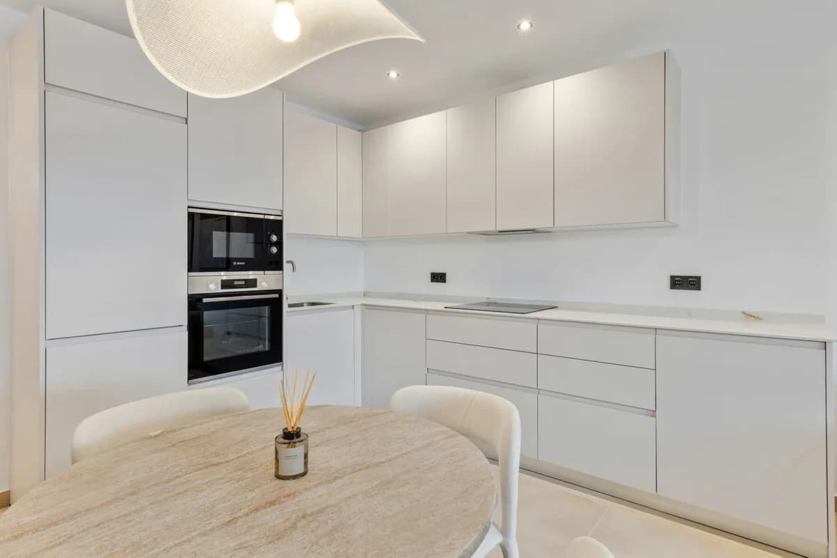 3 Bedroom Middle Floor Apartment for Sale in Nueva Andalucía, Málaga - Image 9