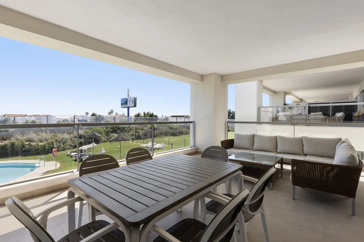 3 Bedroom Middle Floor Apartment for Sale in Casares Playa, Málaga - Image 2