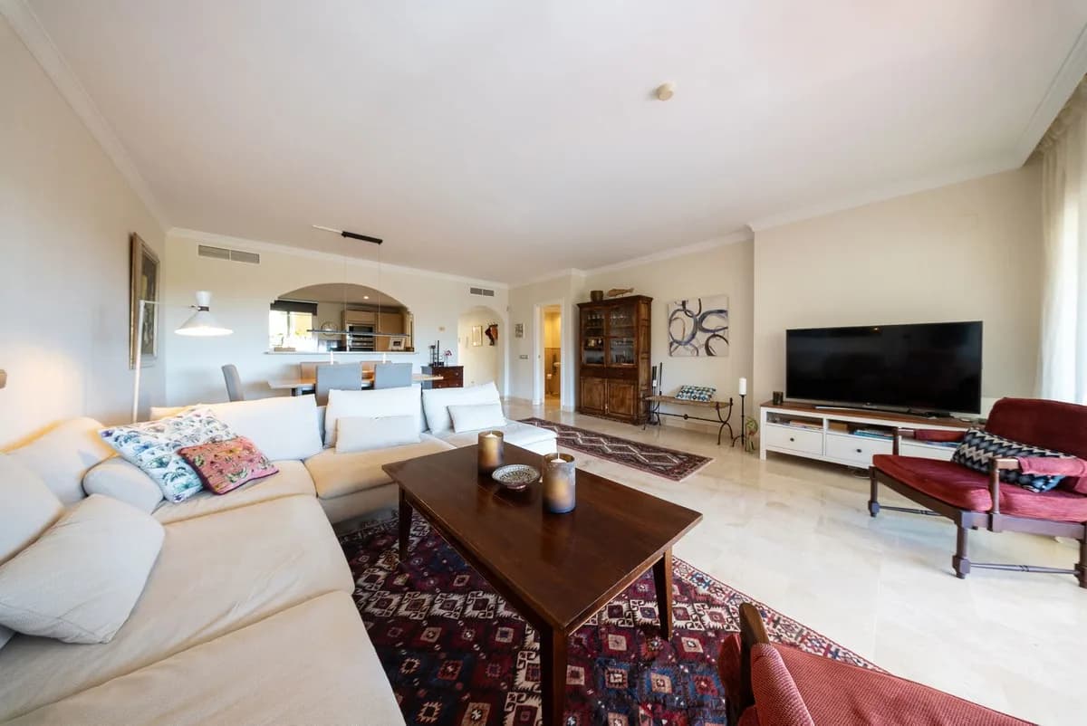 2 Bedroom Middle Floor Apartment for Sale in Atalaya, Málaga - Image 5