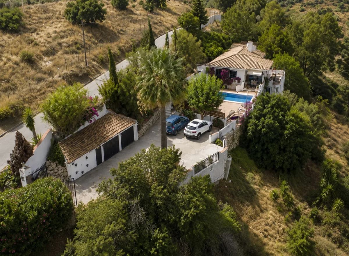 4 Bedroom Detached Villa for Sale in Mijas, Málaga - Image 2