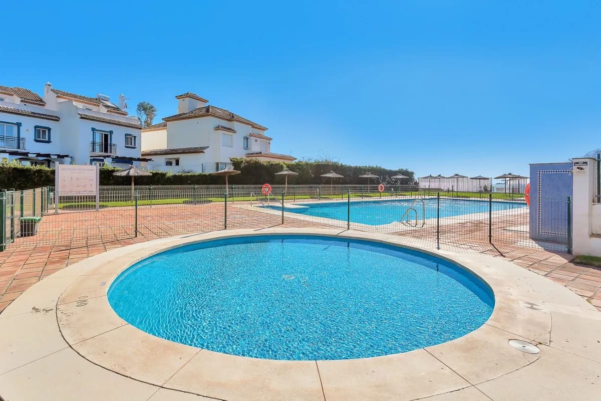 2 Bedroom Middle Floor Apartment for Sale in Estepona, Málaga - Image 2