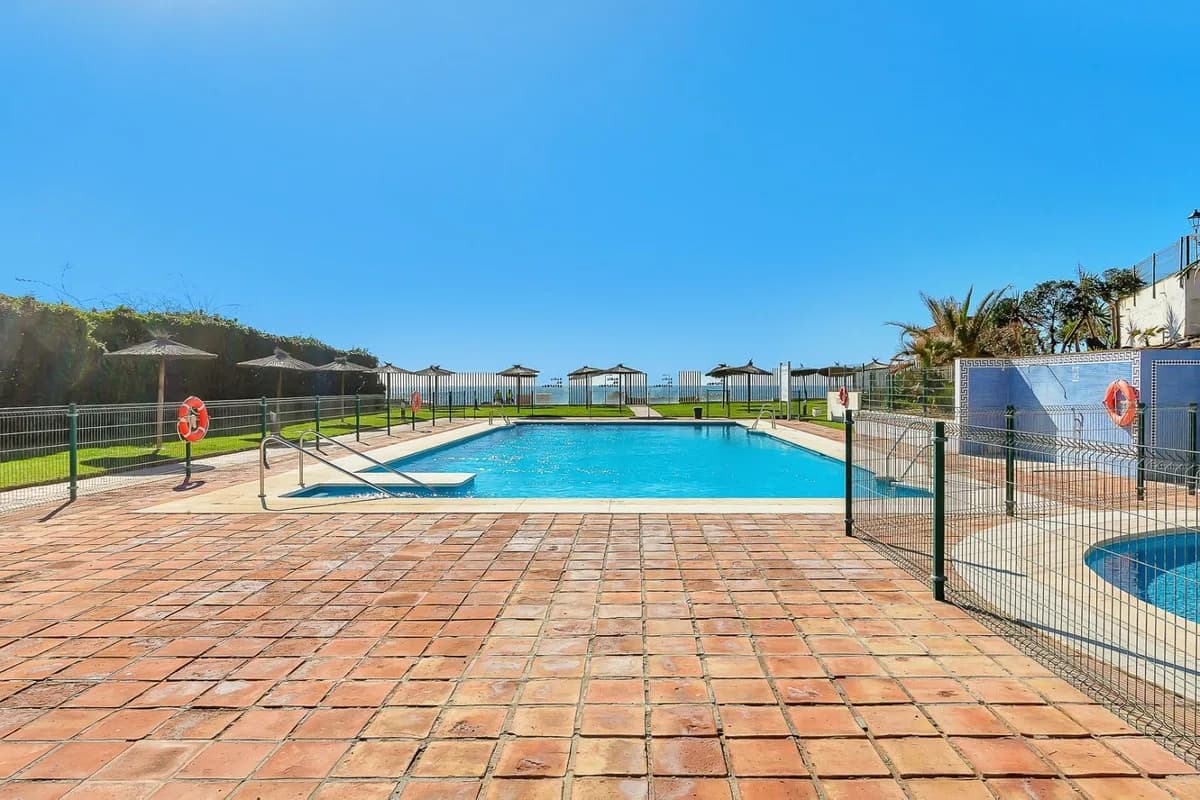 2 Bedroom Middle Floor Apartment for Sale in Estepona, Málaga - Image 3
