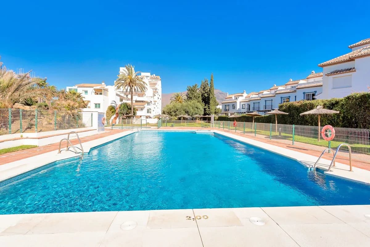 2 Bedroom Middle Floor Apartment for Sale in Estepona, Málaga - Image 4