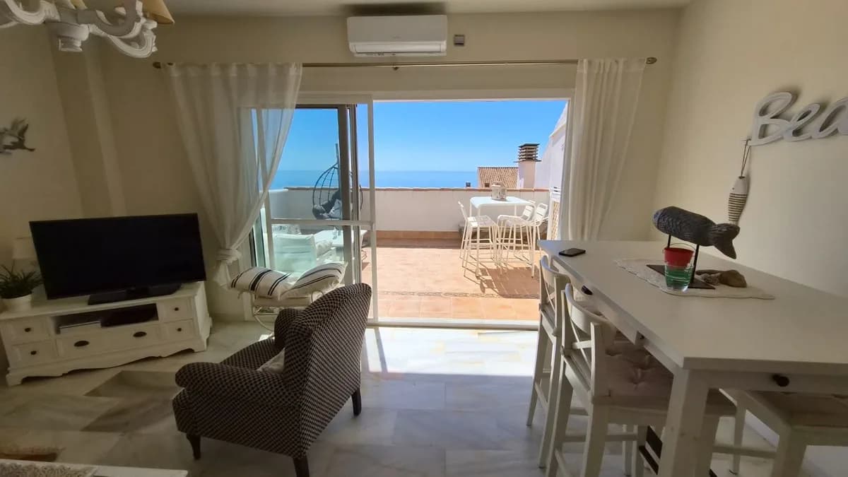 2 Bedroom Middle Floor Apartment for Sale in Estepona, Málaga - Image 8