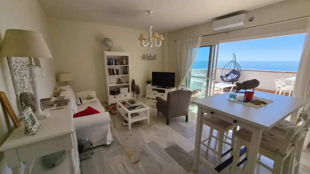 2 Bedroom Middle Floor Apartment for Sale in Estepona, Málaga - Image 9