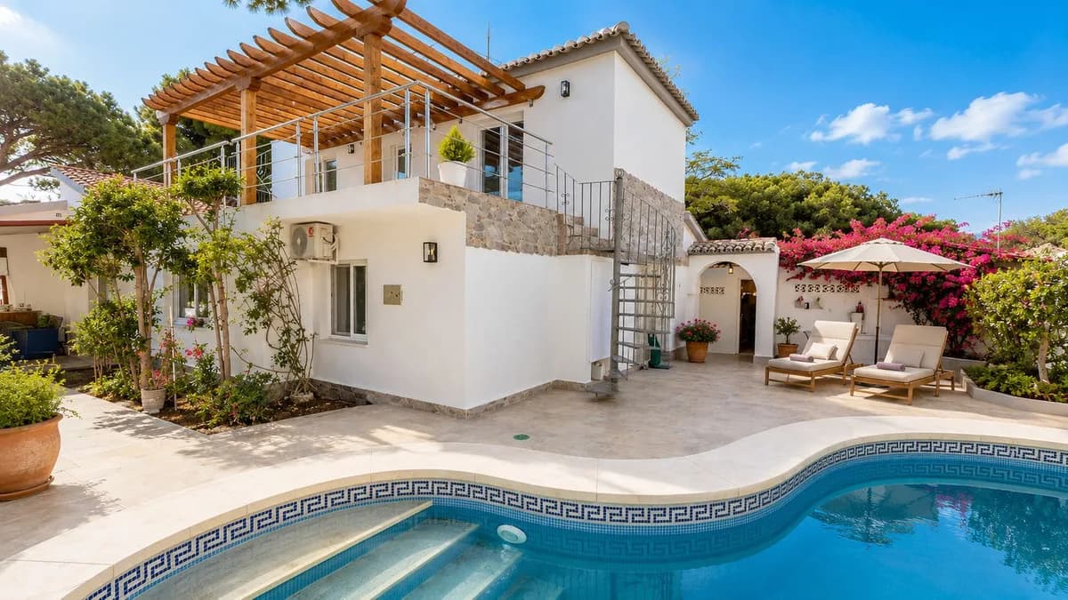 4 Bedroom Detached Villa for Sale in Marbella, Málaga - Image 2