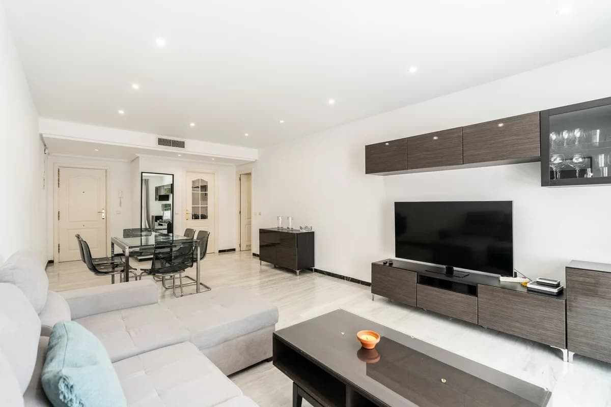 2 Bedroom Ground Floor Apartment for Sale in Puerto Banús, Málaga - Image 2