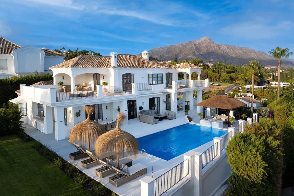 5 Bedroom Detached Villa for Sale in Nueva Andalucía, Málaga