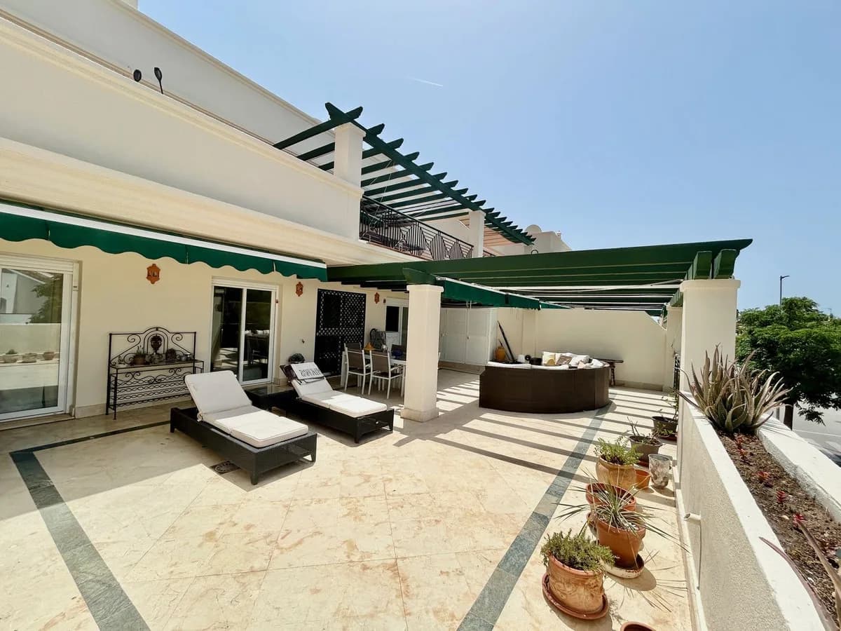 3 Bedroom Middle Floor Apartment for Sale in Nueva Andalucía, Málaga - Image 8
