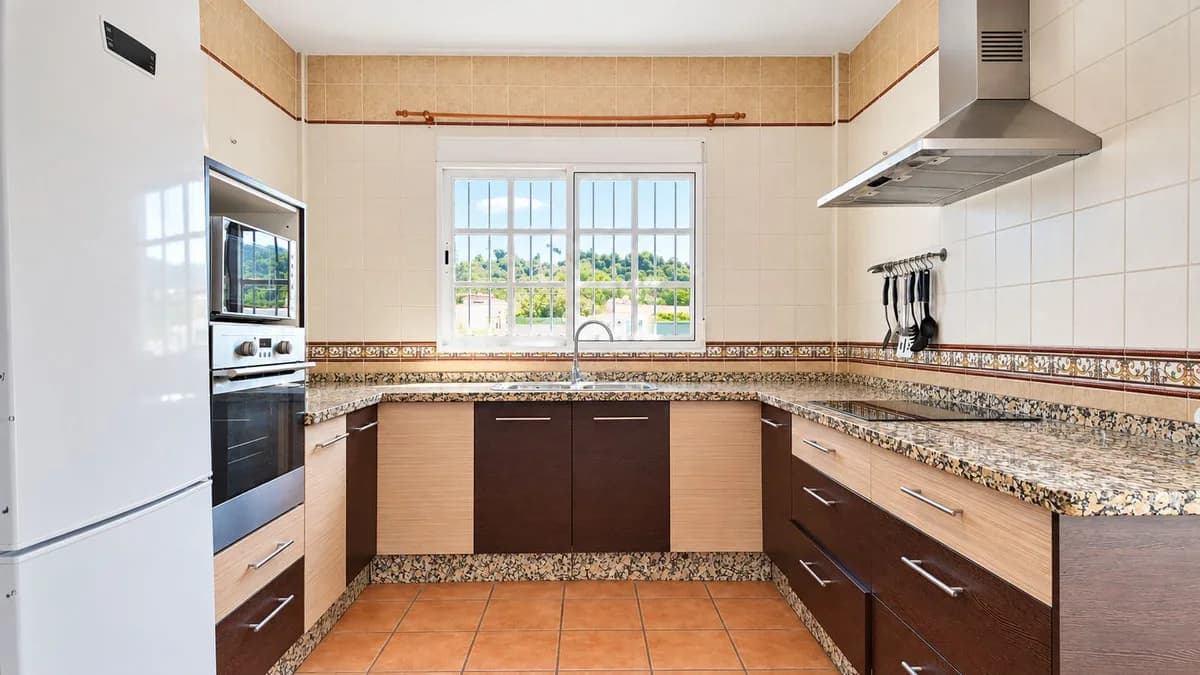5 Bedroom Detached Villa for Sale in Alhaurín de la Torre, Málaga - Image 4