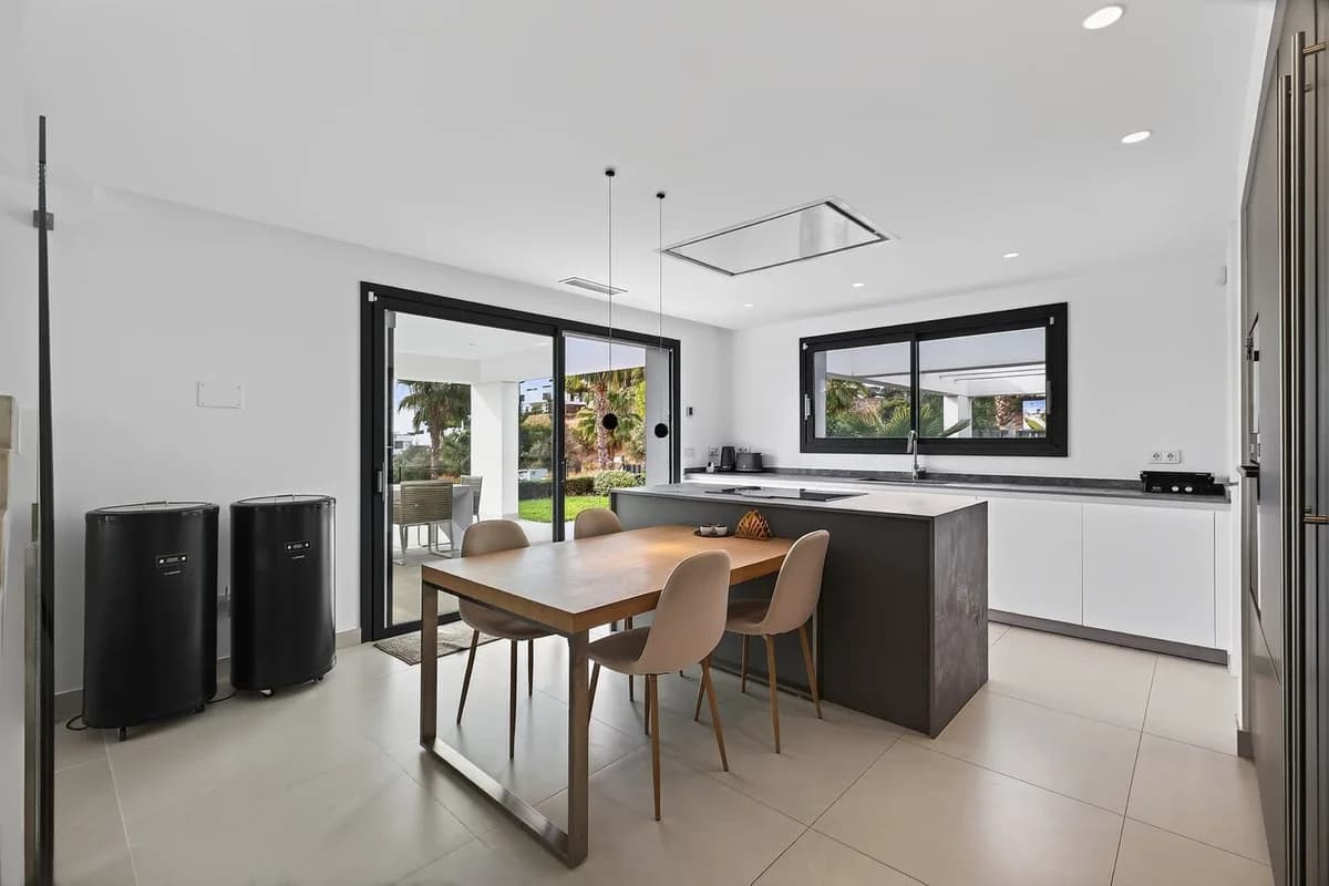 5 Bedroom Detached Villa for Sale in Torremuelle, Málaga - Image 3