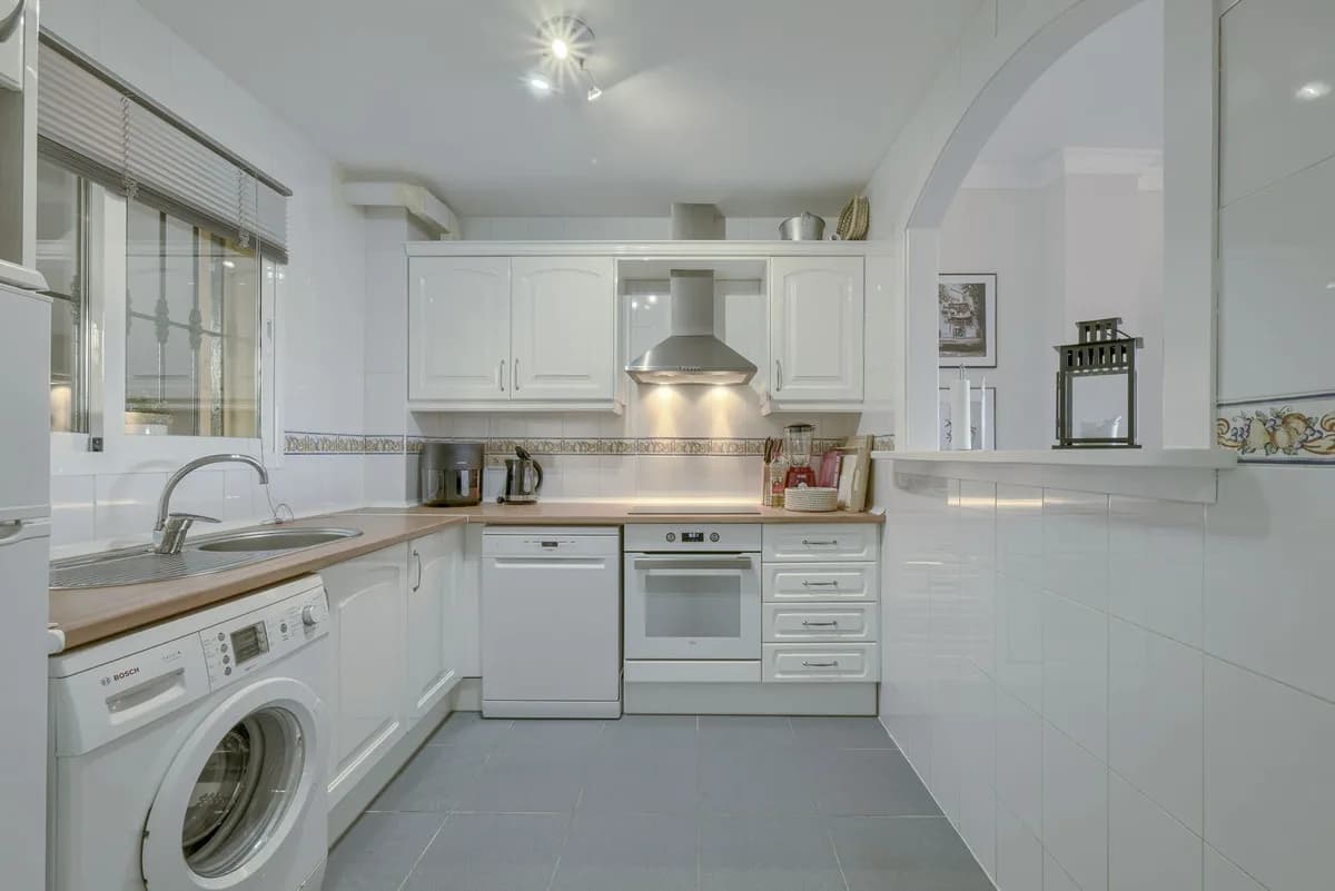 2 Bedroom Ground Floor Apartment for Sale in Calahonda, Málaga - Image 4