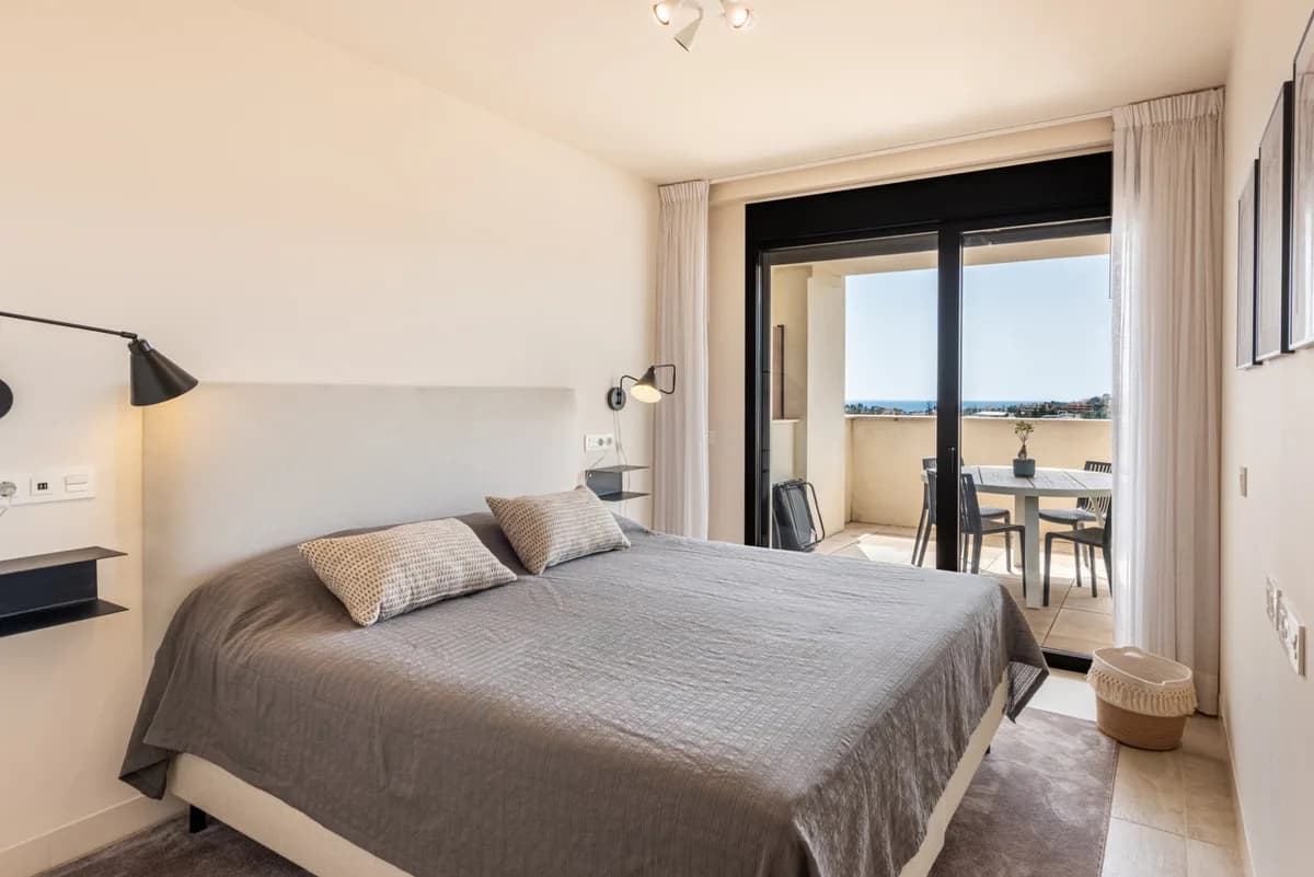 4 Bedroom Middle Floor Apartment for Sale in La Cala de Mijas, Málaga - Image 4