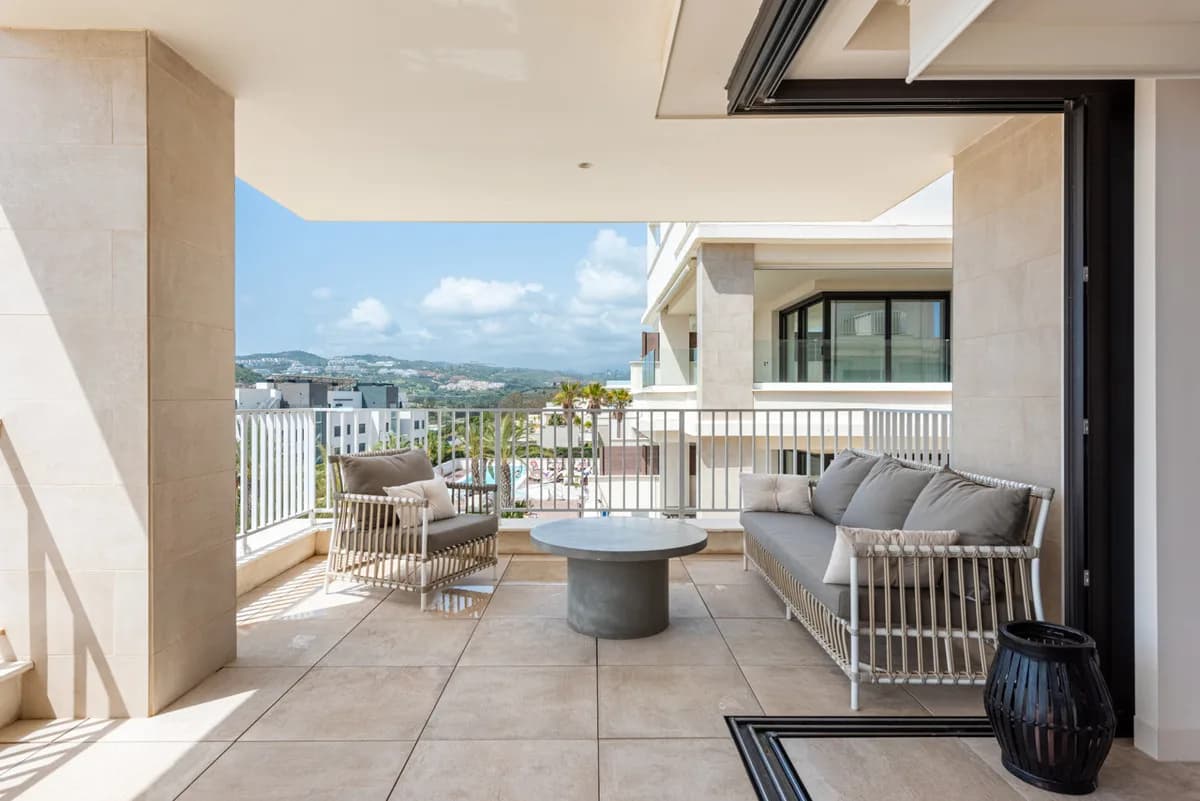 4 Bedroom Middle Floor Apartment for Sale in La Cala de Mijas, Málaga - Image 7