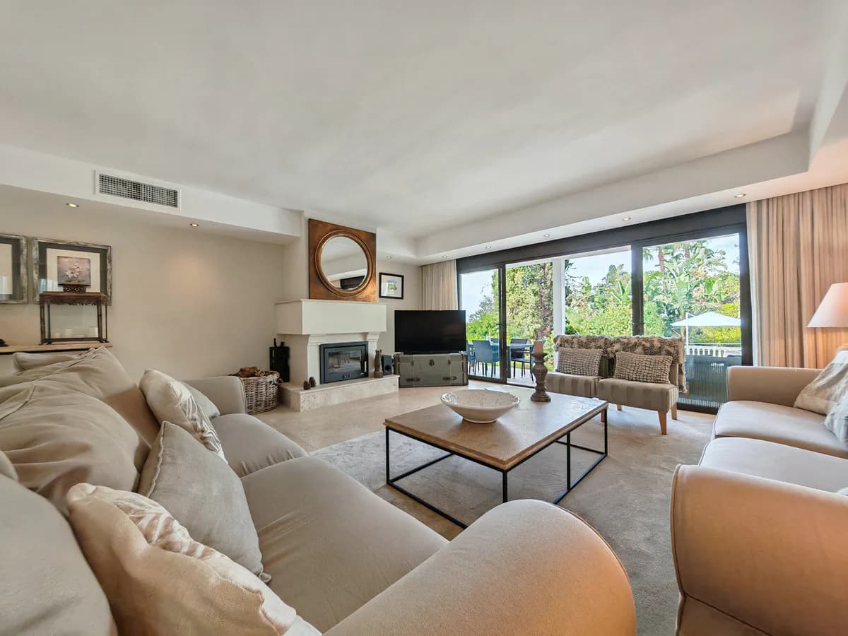 3 Bedroom Detached Villa for Sale in El Chaparral, Málaga - Image 4