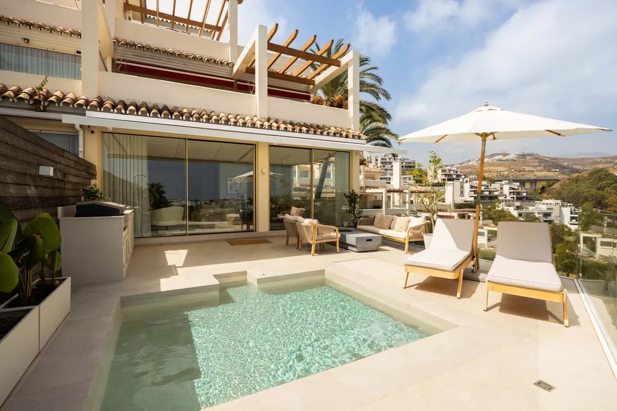 3 Bedroom Middle Floor Apartment for Sale in Nueva Andalucía, Málaga - Image 3