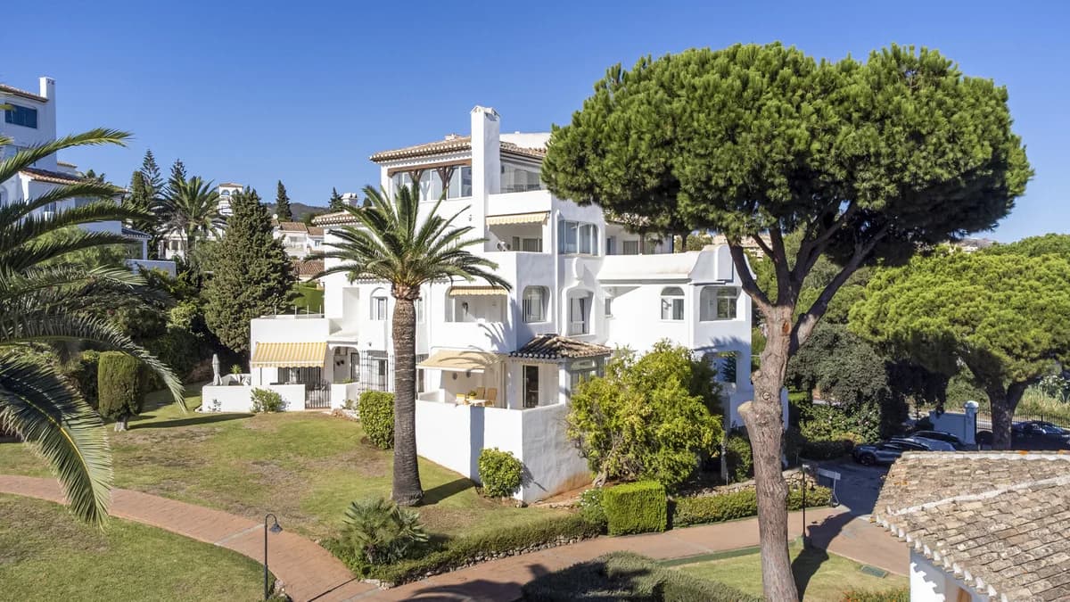 3 Bedroom Middle Floor Apartment for Sale in Elviria, Málaga