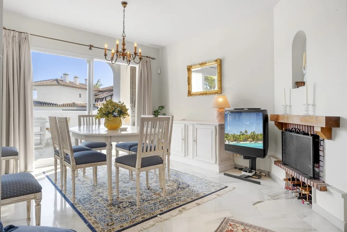 3 Bedroom Middle Floor Apartment for Sale in Elviria, Málaga - Image 3