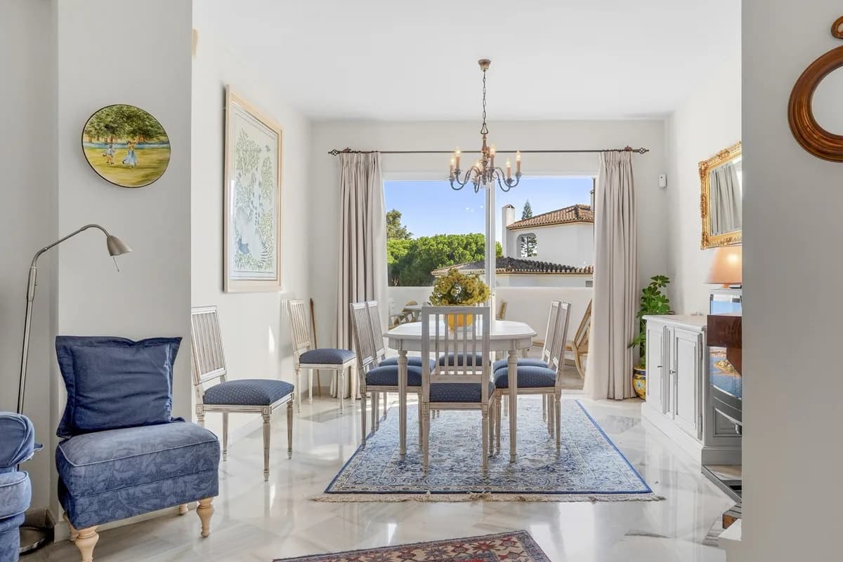 3 Bedroom Middle Floor Apartment for Sale in Elviria, Málaga - Image 4
