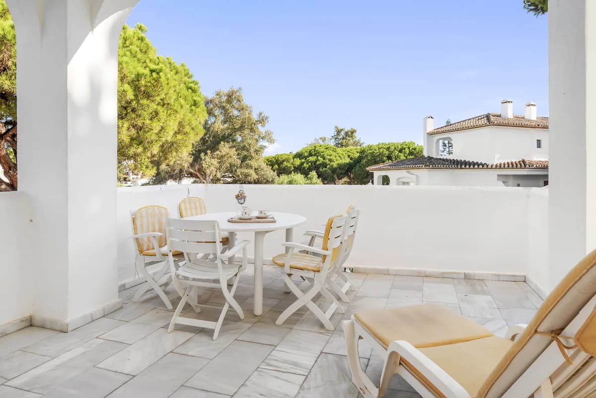 3 Bedroom Middle Floor Apartment for Sale in Elviria, Málaga - Image 5