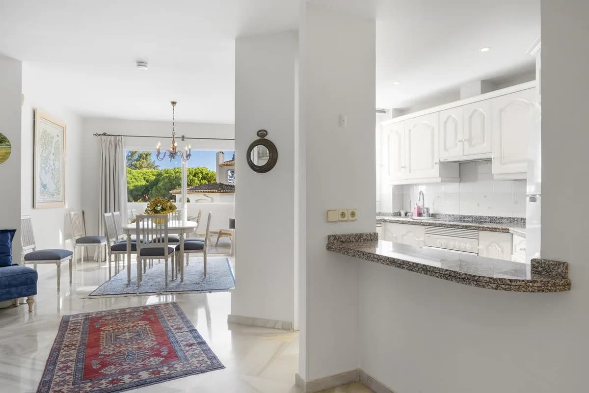 3 Bedroom Middle Floor Apartment for Sale in Elviria, Málaga - Image 7